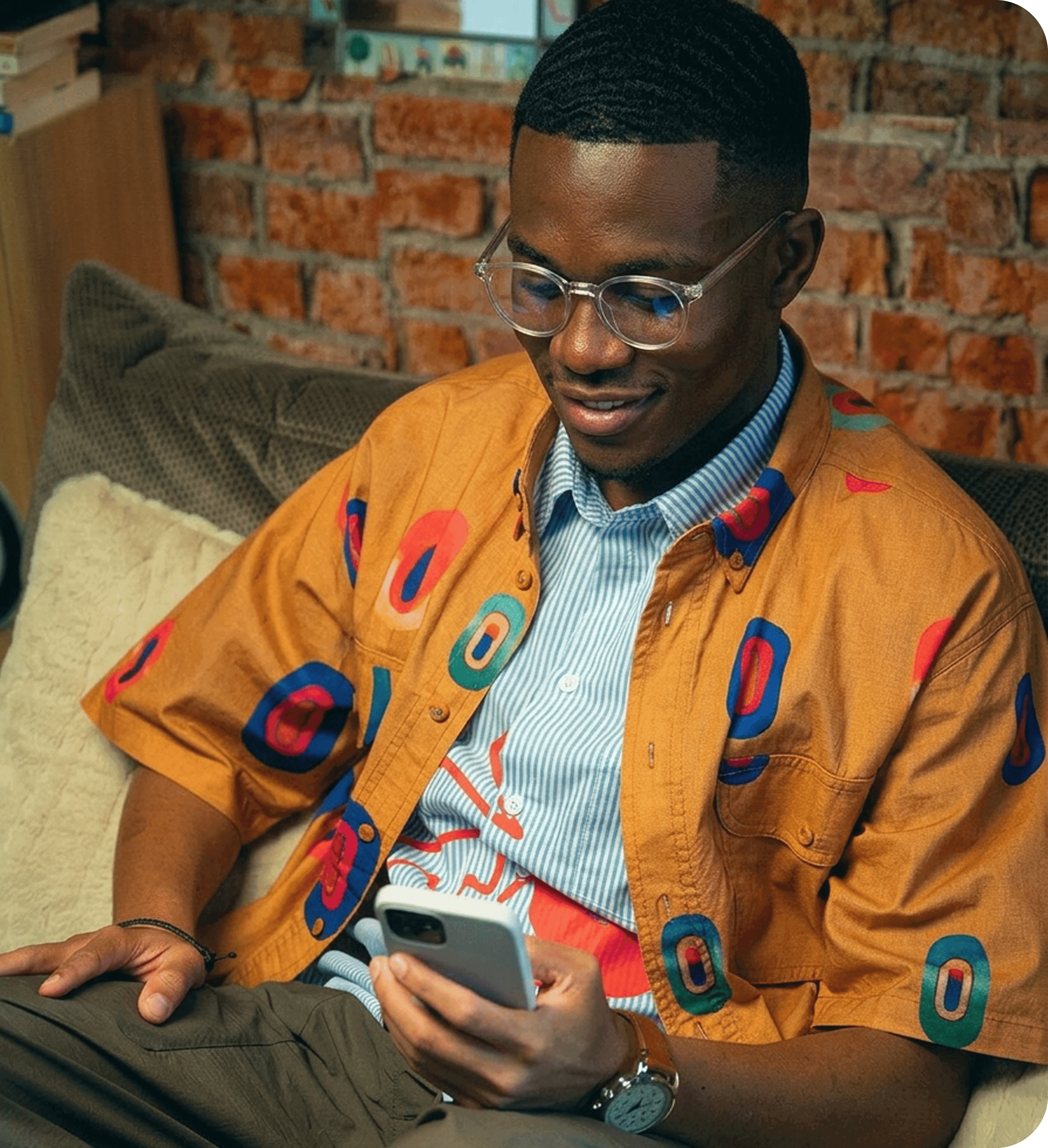 Partner browsing Credla on a smartphone